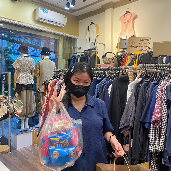 Khách hàng xách túi đồ rời cửa hàng